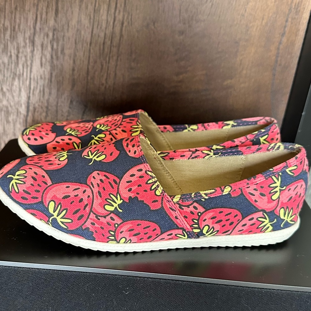 Zuka - Navy with Strawberry Pattern Design Alpargatas.